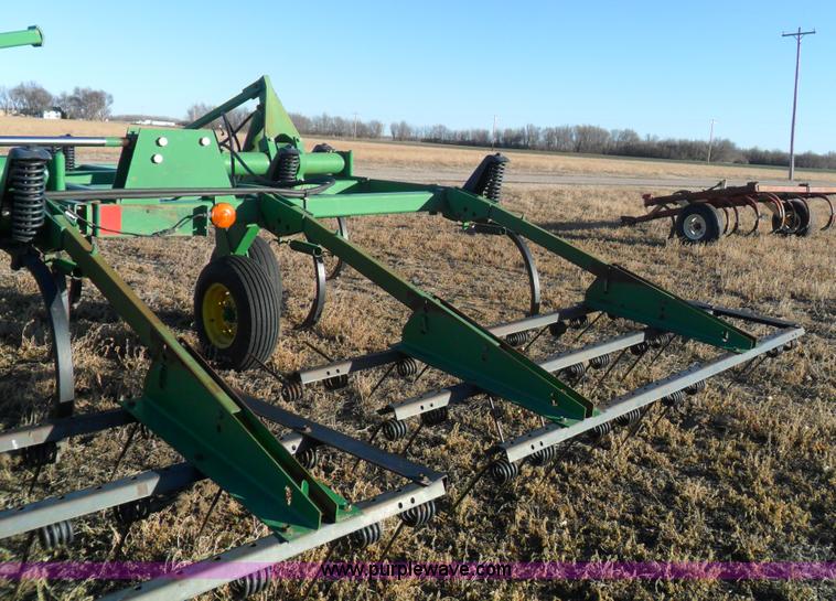 image for item A1940 John Deere 680 three section chisel