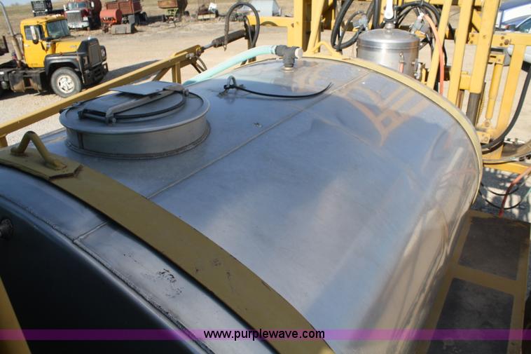 image for item A6729 1996 Ag-Chem RoGator 854 sprayer