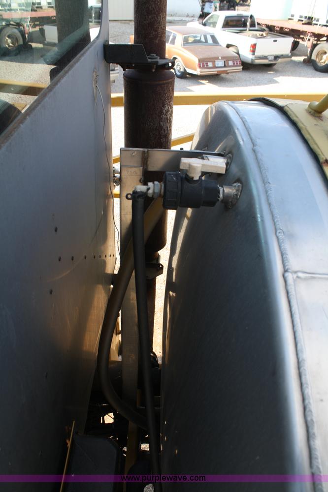 image for item A6729 1996 Ag-Chem RoGator 854 sprayer