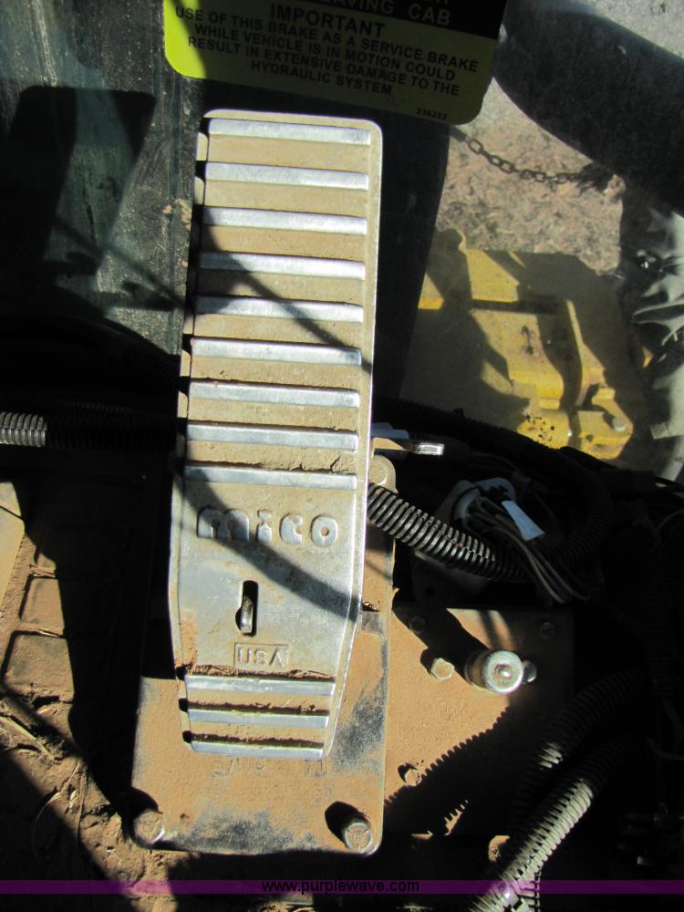 image for item B2197 1998 Ag-Chem RoGator 854 sprayer