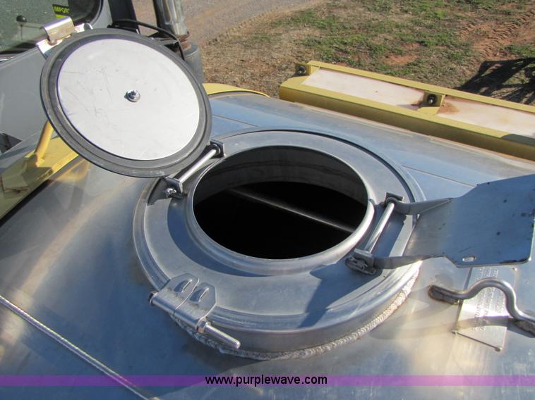 image for item B2197 1998 Ag-Chem RoGator 854 sprayer