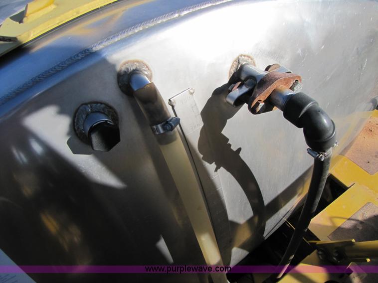 image for item B2197 1998 Ag-Chem RoGator 854 sprayer