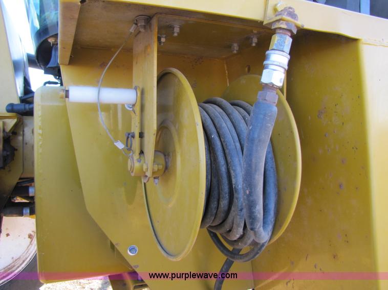 image for item B2197 1998 Ag-Chem RoGator 854 sprayer