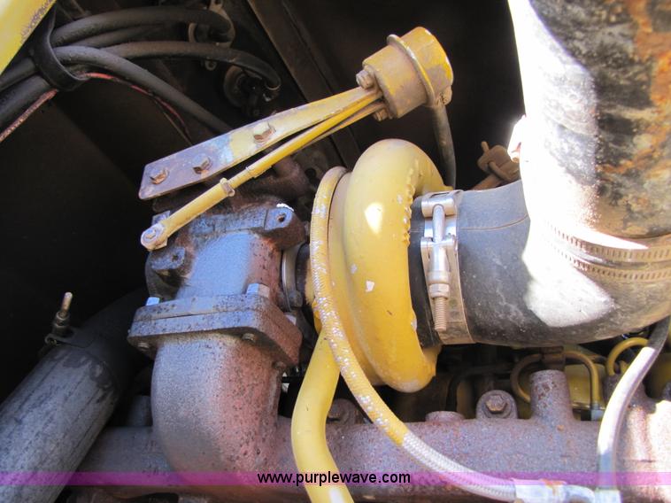 image for item B2197 1998 Ag-Chem RoGator 854 sprayer