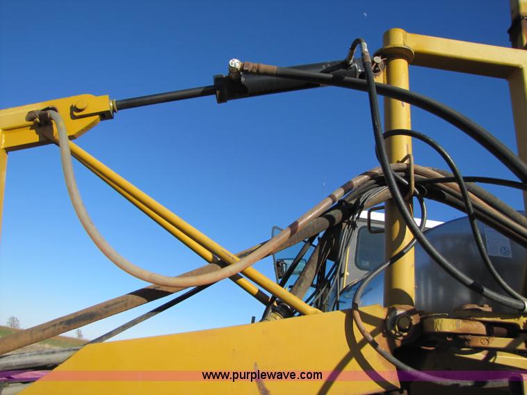 image for item B2197 1998 Ag-Chem RoGator 854 sprayer