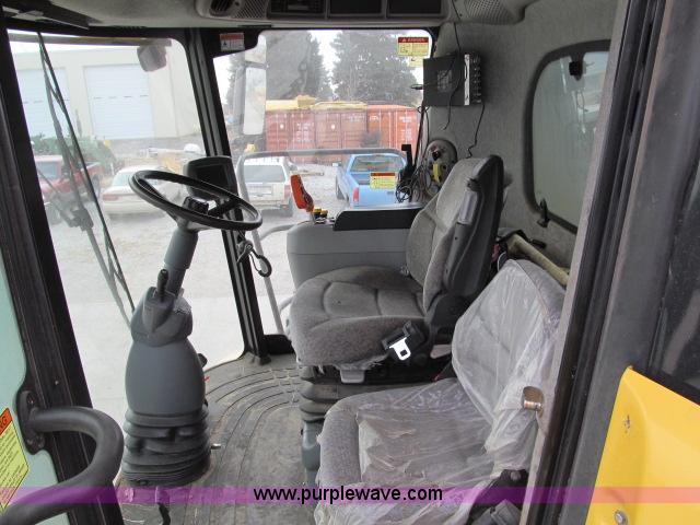 image for item B5093 2006 New Holland CR970 twin rotor combine