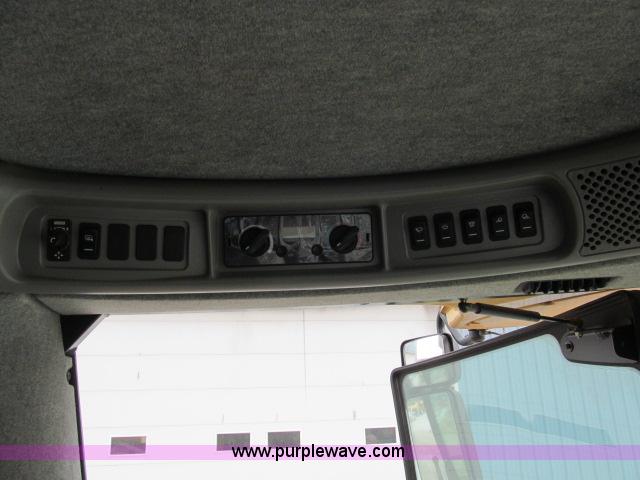 image for item B5093 2006 New Holland CR970 twin rotor combine