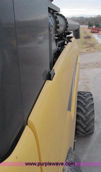 image for item B5093 2006 New Holland CR970 twin rotor combine