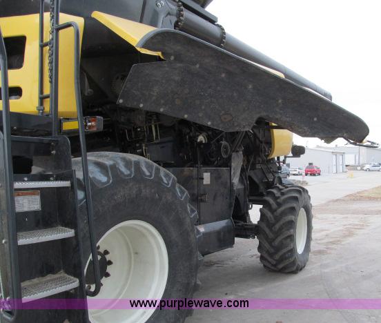 image for item B5093 2006 New Holland CR970 twin rotor combine