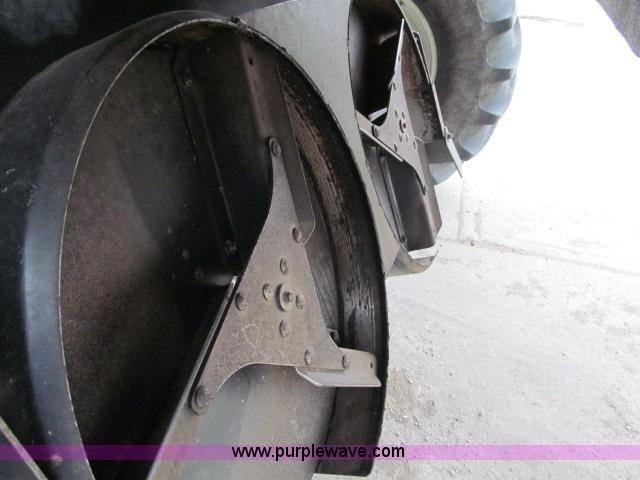 image for item B5093 2006 New Holland CR970 twin rotor combine