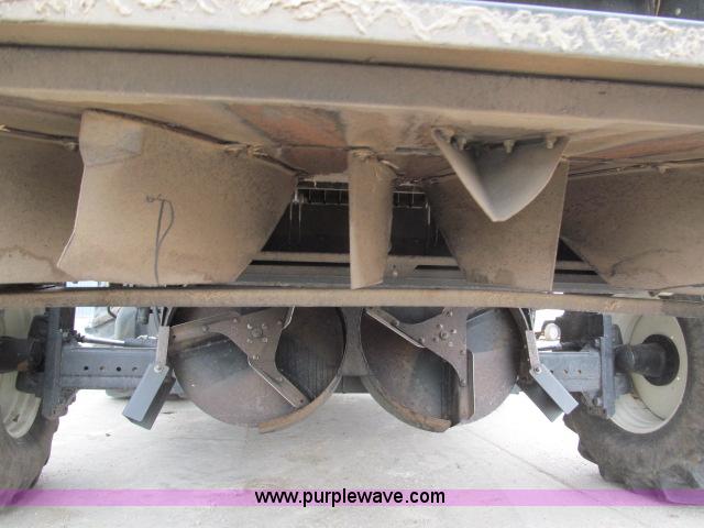 image for item B5093 2006 New Holland CR970 twin rotor combine