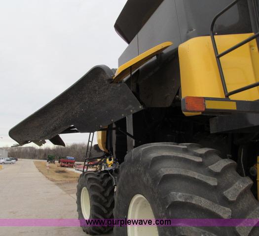 image for item B5093 2006 New Holland CR970 twin rotor combine