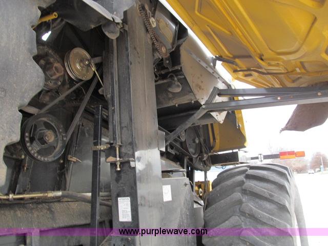 image for item B5093 2006 New Holland CR970 twin rotor combine