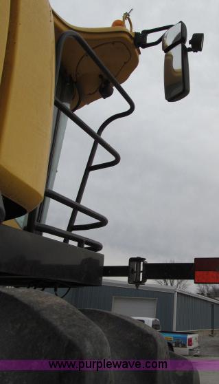 image for item B5093 2006 New Holland CR970 twin rotor combine