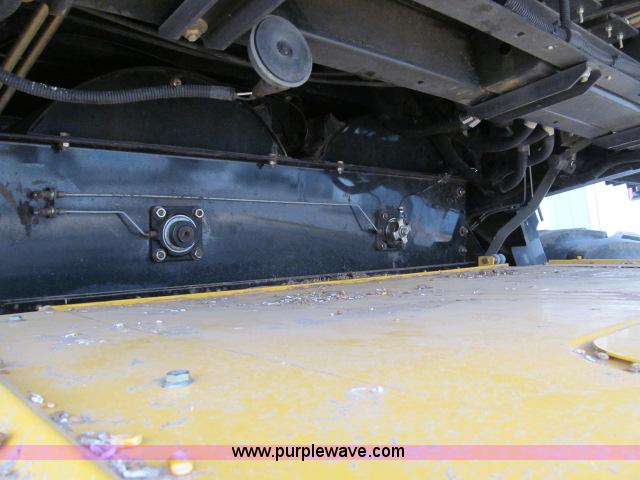 image for item B5093 2006 New Holland CR970 twin rotor combine