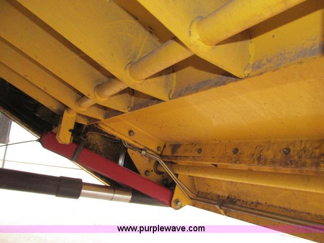 image for item B5093 2006 New Holland CR970 twin rotor combine