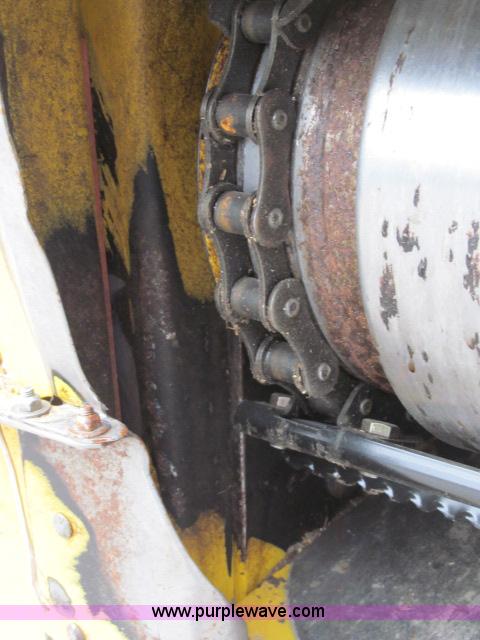 image for item B5093 2006 New Holland CR970 twin rotor combine