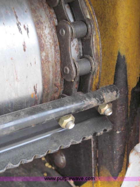 image for item B5093 2006 New Holland CR970 twin rotor combine