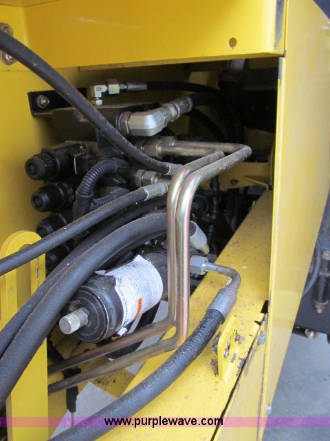 image for item B5093 2006 New Holland CR970 twin rotor combine