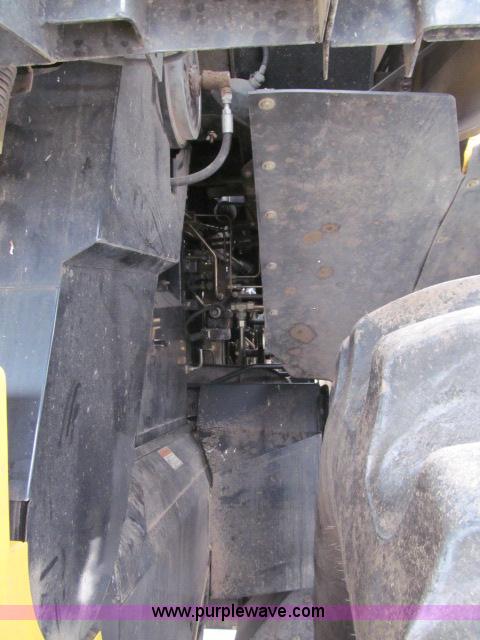 image for item B5093 2006 New Holland CR970 twin rotor combine