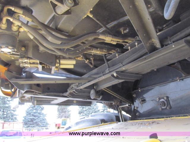 image for item B5093 2006 New Holland CR970 twin rotor combine