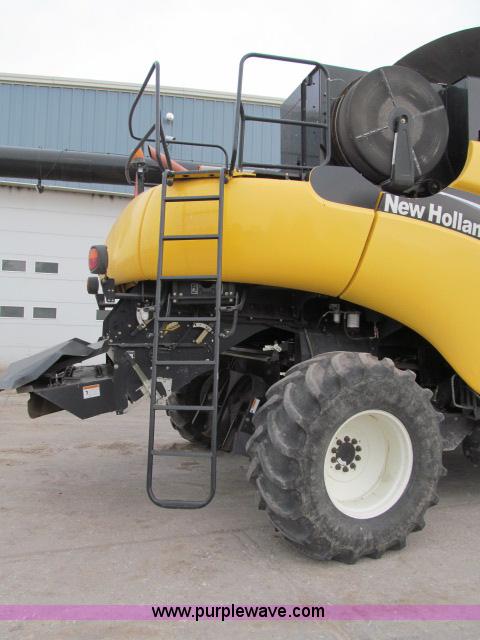 image for item B5093 2006 New Holland CR970 twin rotor combine