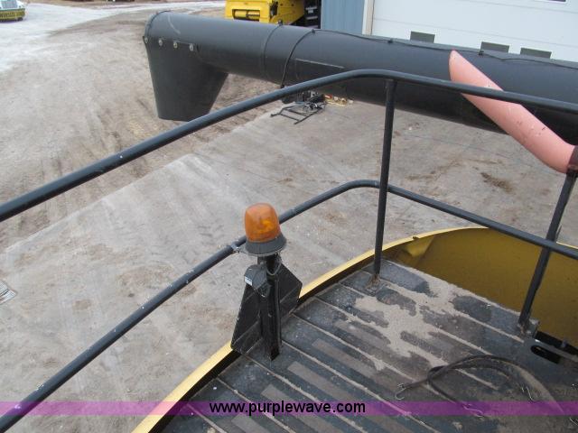 image for item B5093 2006 New Holland CR970 twin rotor combine