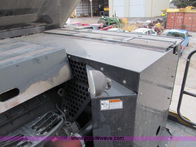 image for item B5093 2006 New Holland CR970 twin rotor combine