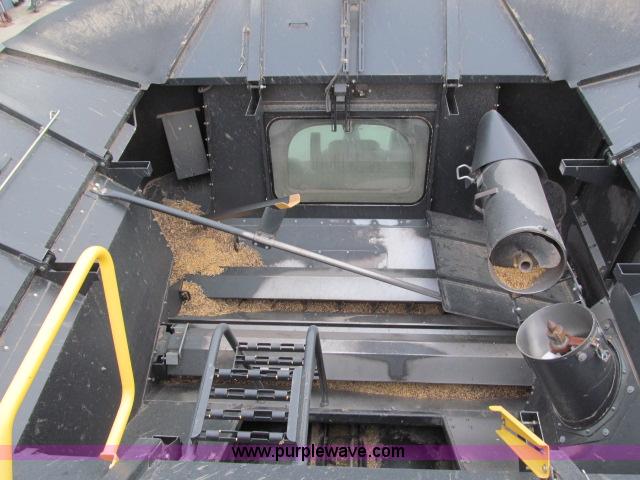 image for item B5093 2006 New Holland CR970 twin rotor combine