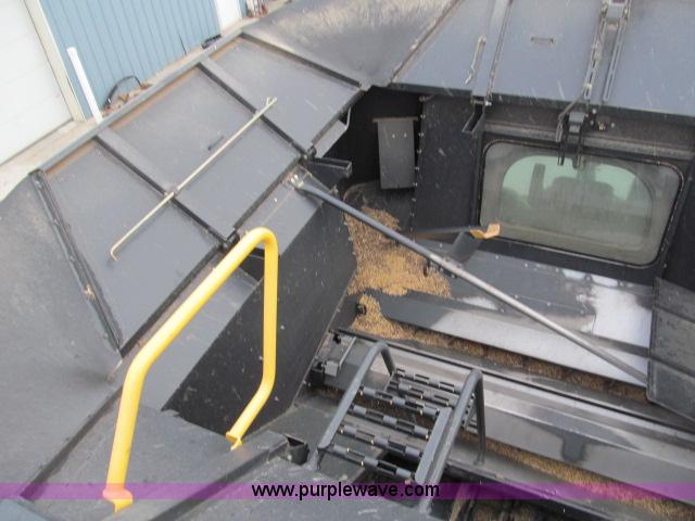 image for item B5093 2006 New Holland CR970 twin rotor combine