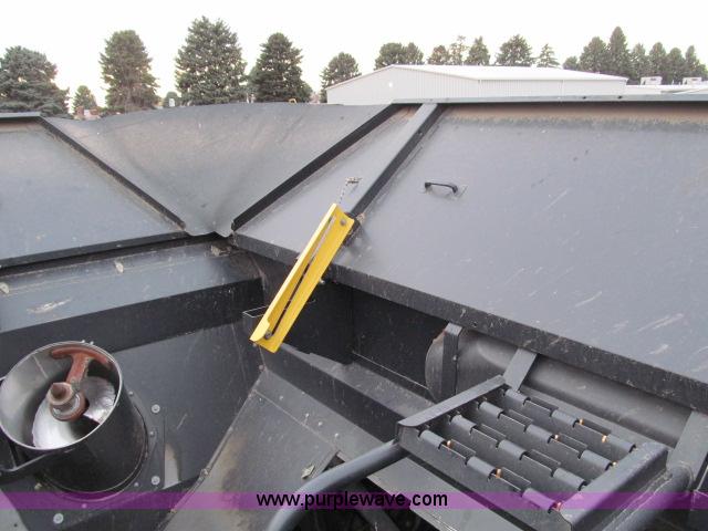 image for item B5093 2006 New Holland CR970 twin rotor combine