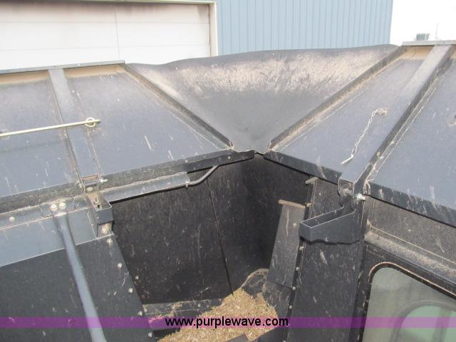 image for item B5093 2006 New Holland CR970 twin rotor combine