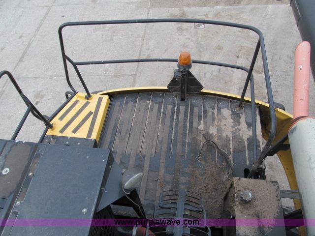 image for item B5093 2006 New Holland CR970 twin rotor combine