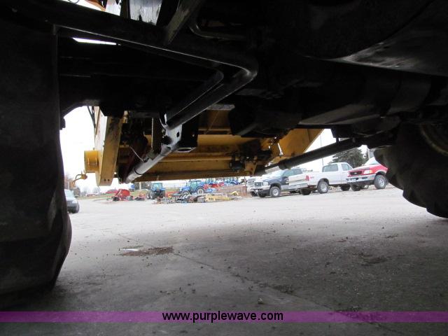 image for item B5093 2006 New Holland CR970 twin rotor combine