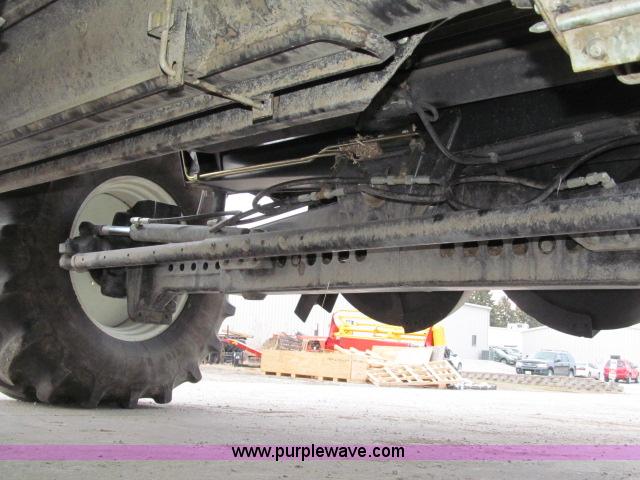 image for item B5093 2006 New Holland CR970 twin rotor combine