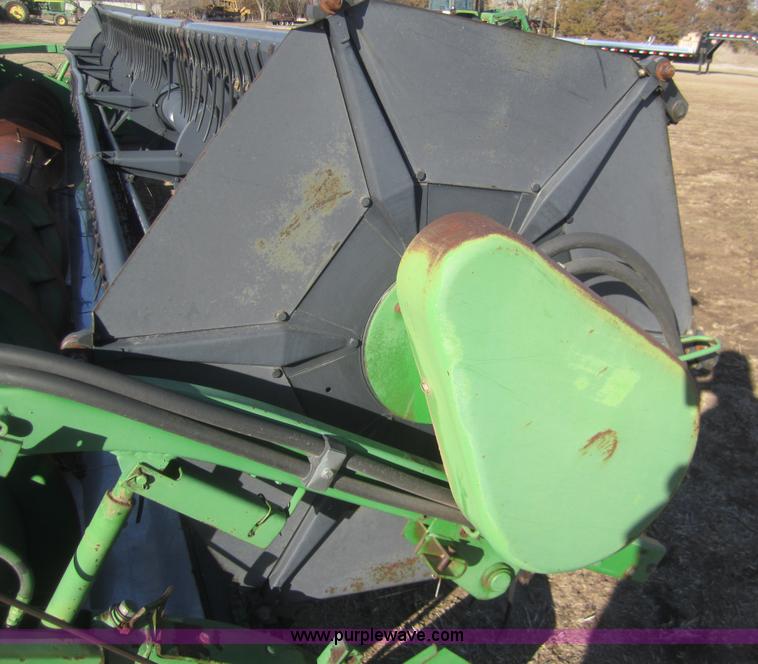 image for item B5597 1990 John Deere 925 flex head