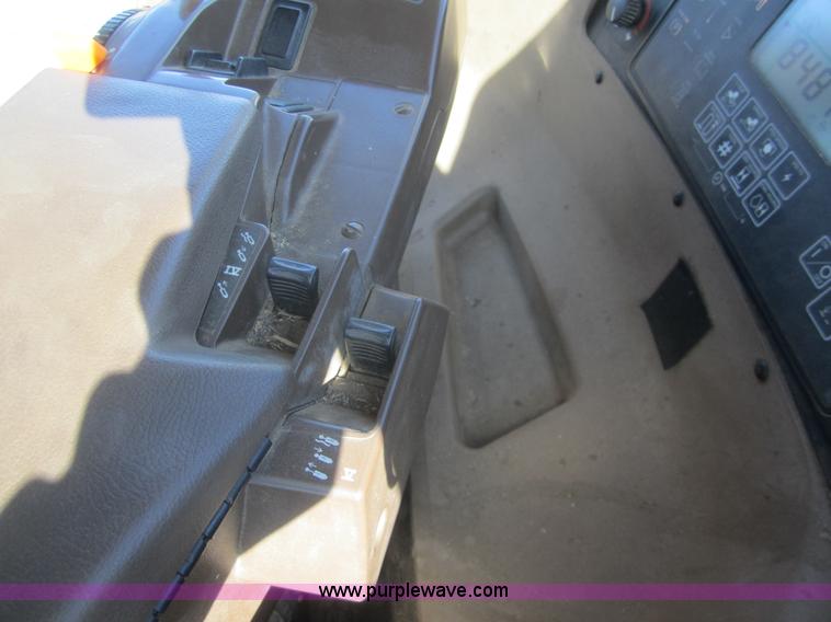 image for item B5614 2001 John Deere 9400 4WD tractor