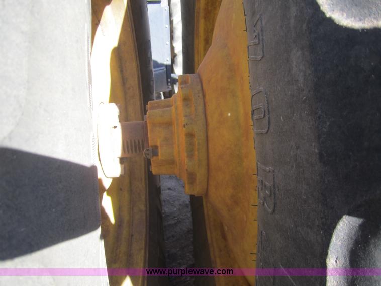 image for item B5614 2001 John Deere 9400 4WD tractor