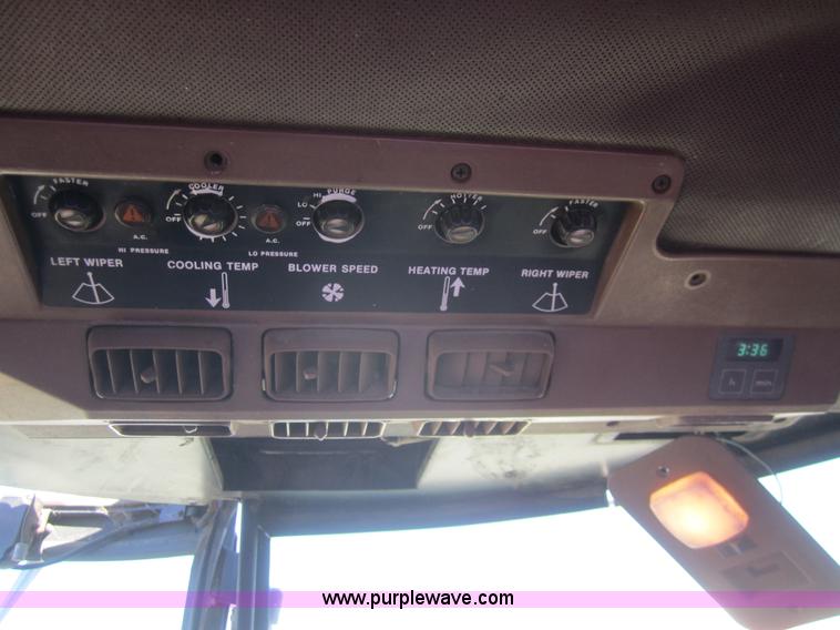 image for item B5615 1982 John Deere 8650 4WD tractor