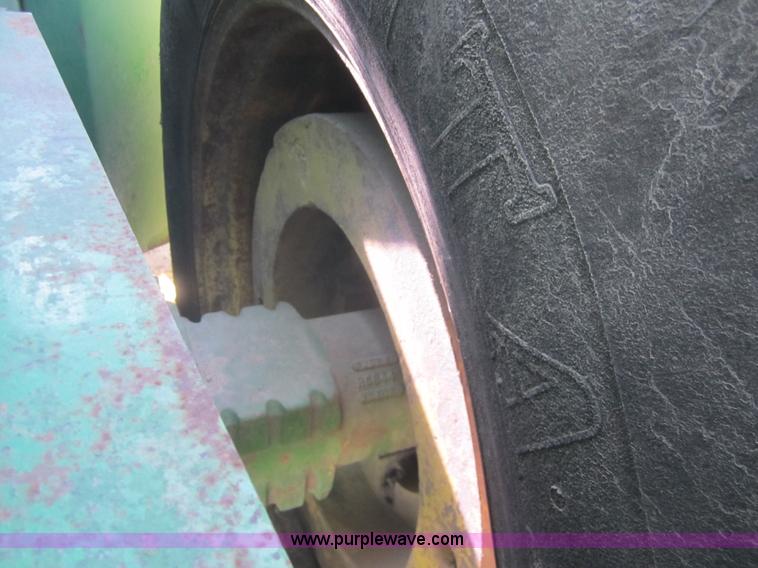 image for item B5615 1982 John Deere 8650 4WD tractor