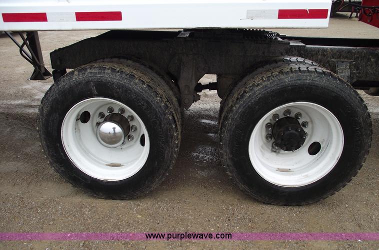 image for item C5954 2001 Peterbilt 379 semi truck