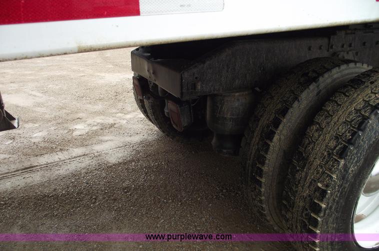 image for item C5954 2001 Peterbilt 379 semi truck