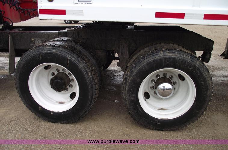 image for item C5954 2001 Peterbilt 379 semi truck