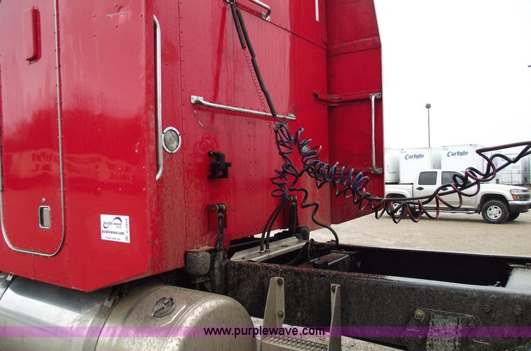 image for item C5954 2001 Peterbilt 379 semi truck