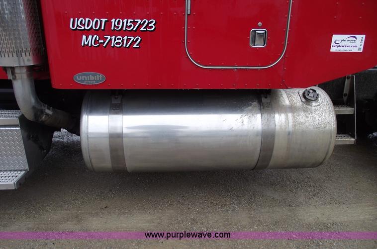 image for item C5954 2001 Peterbilt 379 semi truck