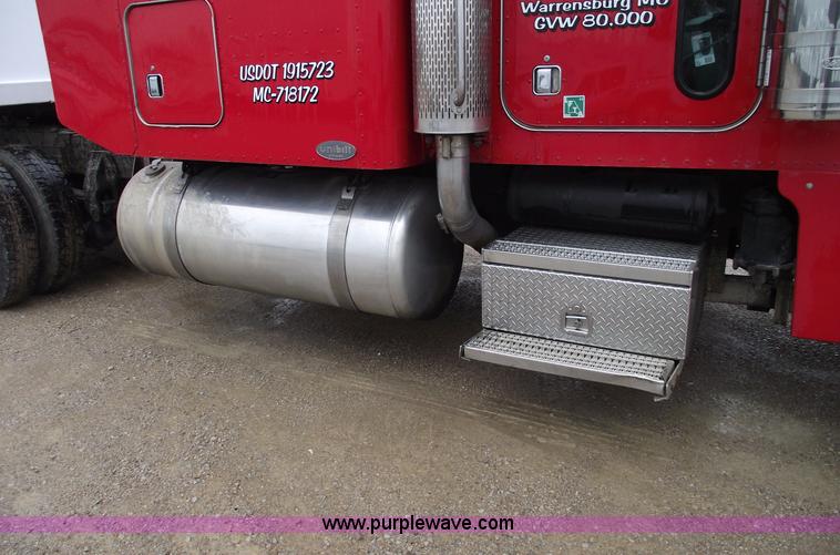 image for item C5954 2001 Peterbilt 379 semi truck