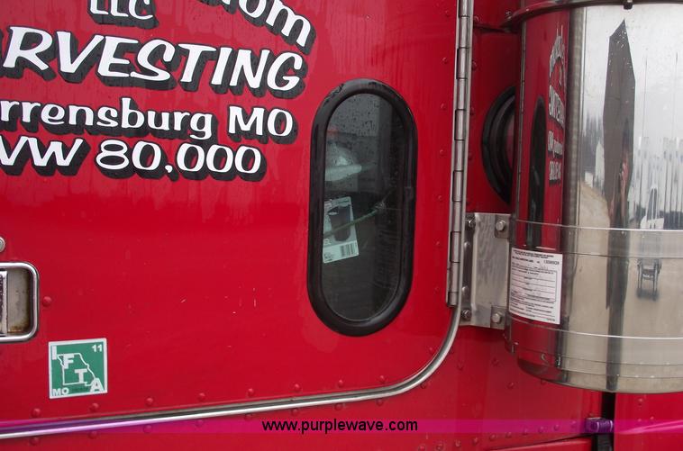 image for item C5954 2001 Peterbilt 379 semi truck