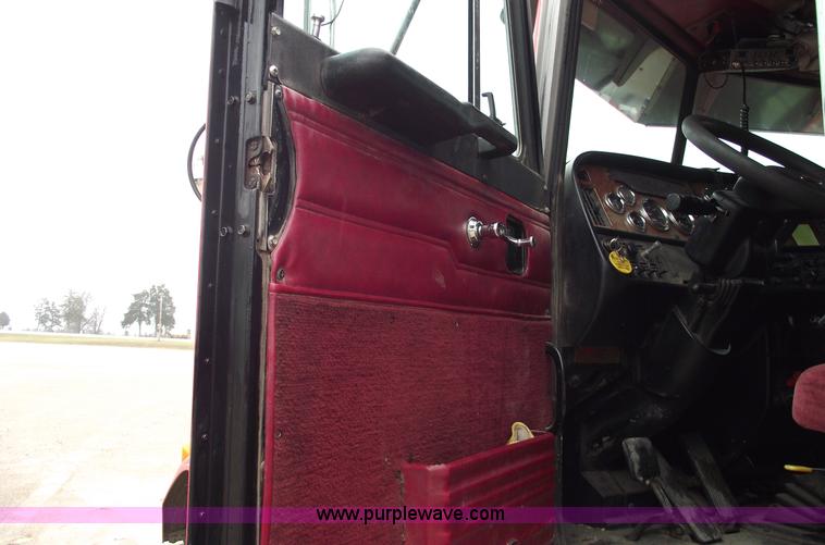 image for item C5954 2001 Peterbilt 379 semi truck