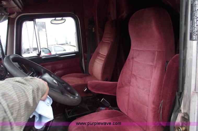 image for item C5954 2001 Peterbilt 379 semi truck