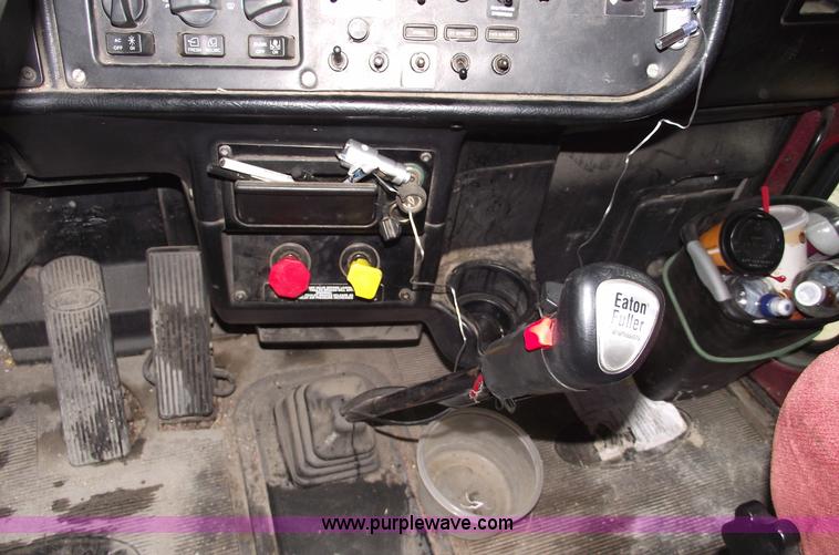 image for item C5954 2001 Peterbilt 379 semi truck